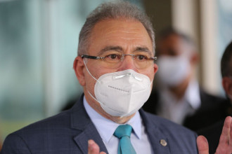 Ministro chega ao Brasil um dia após testar negativo para covid-19